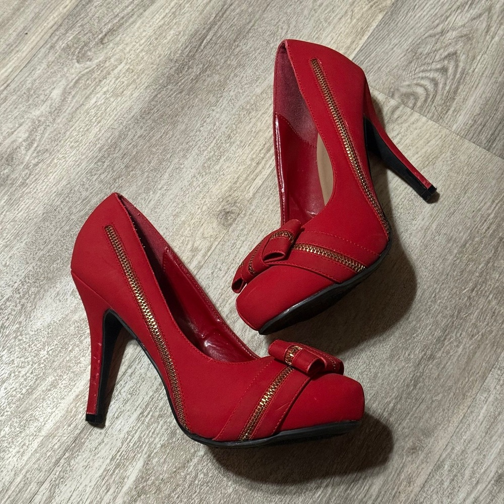 Delicacy heel pumps reddish coral pinup size 8 gold zipper detail